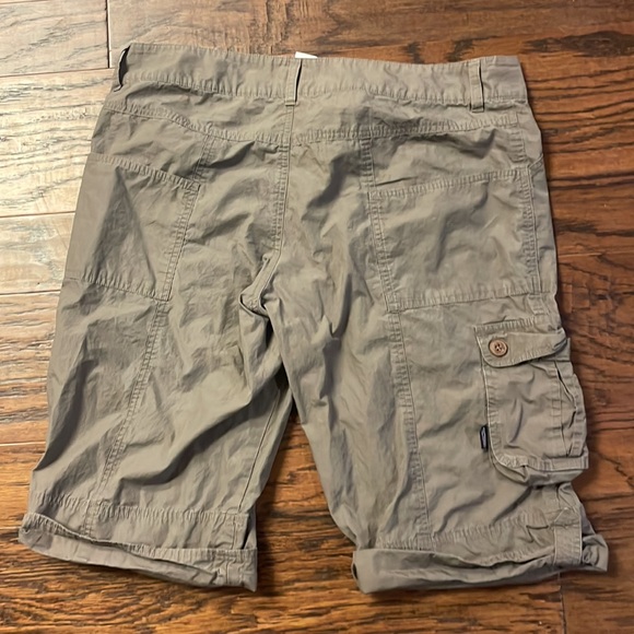 Patagonia women’s brown size 12 cargo shorts longer with pockets, great cons - Picture 5 of 5